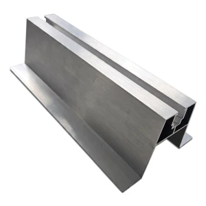 Schräger Trapezsteg mit EPDM-Dichtung H63 L330 – Aluminium-Dachadapter PV
